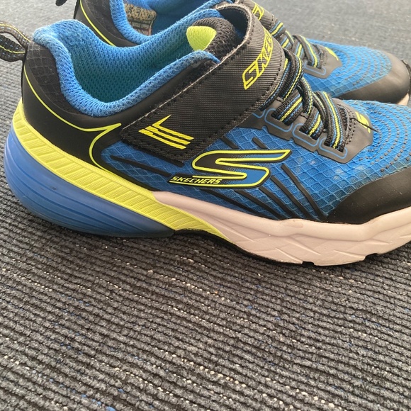 Sketchers size 11 Wide - Picture 3 of 6